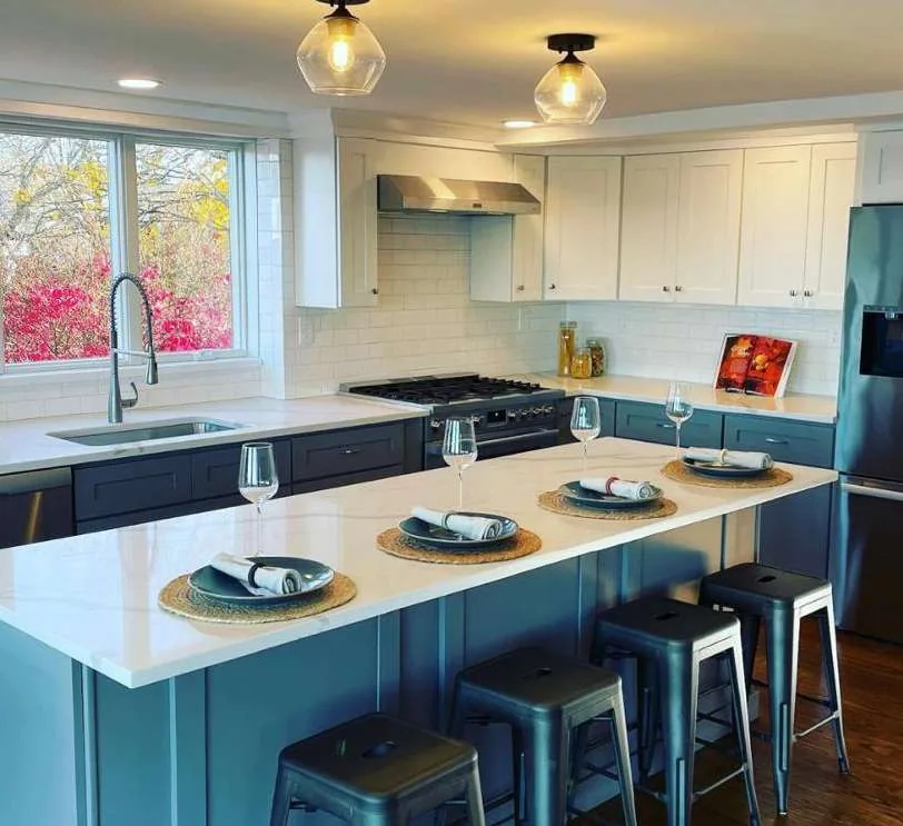 Teal shaker peninsula with a white quartz top, an installed kitchen by Quality Design Cabinet